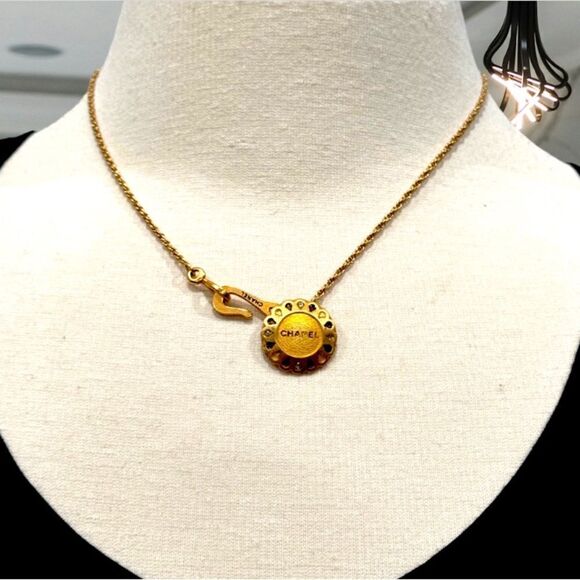 CHANEL NECKLACE GOLD TONE VINTAGE - Picture 1 of 5